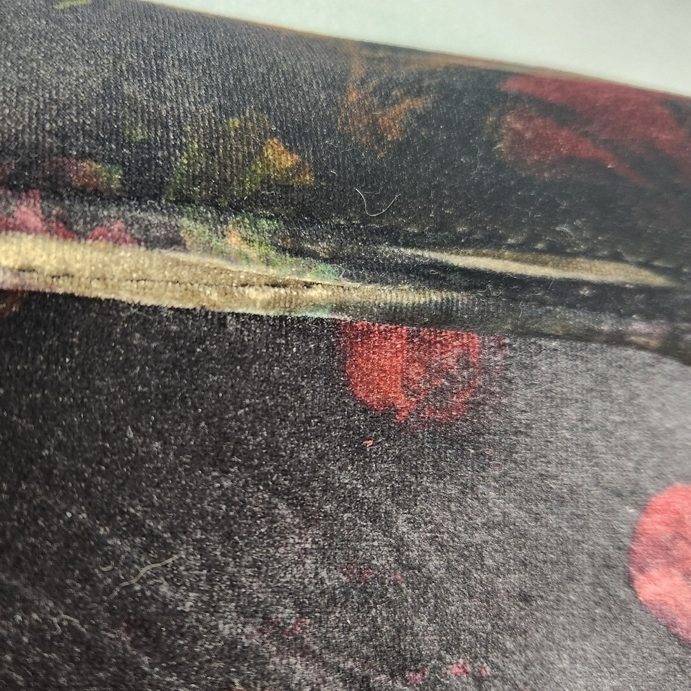 Velvet black w red rose pattern‎ flap closure clutch w hidden strap hooks - Picture 4 of 7